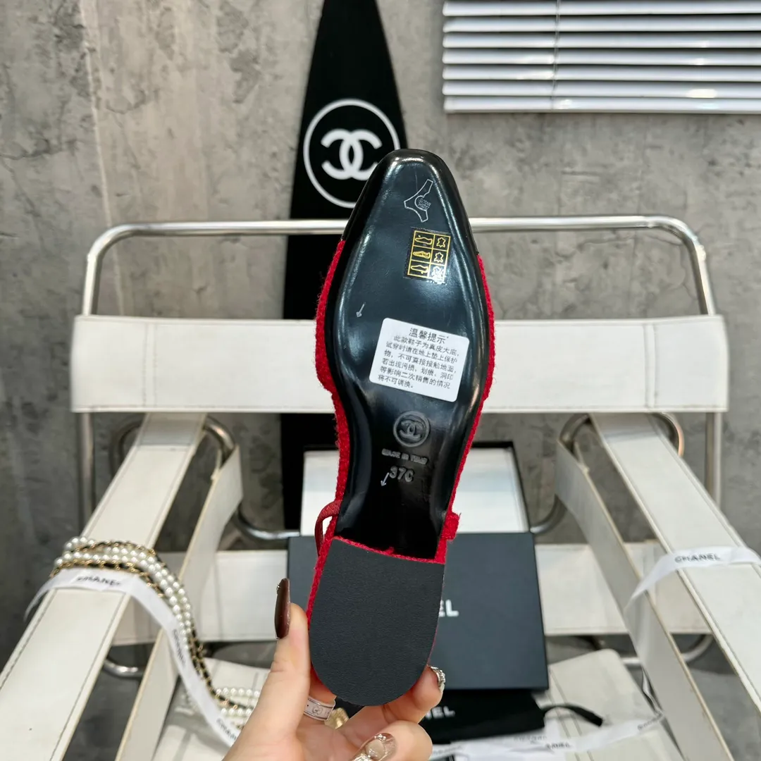 👟👟Ex-factory price 480👟👟 CHANEL Chanel flat bottom series🌹Fashionable classic sandals loved by all stars Fabric [👉] Mixed sheepskin👣🐏 Lining [👉] Silk sheep lining👣🐏 Insole [👉] Silk sheep👣🐏 Sole [👉] Genuine leather outsole imported from Italy 🌻 Packaging [👉] Chanel original box packaging 🌸 Code number [🦶🏻] 34-42 (⚠️34.41.42 is a custom code and cannot be returned or exchanged. Please understand)